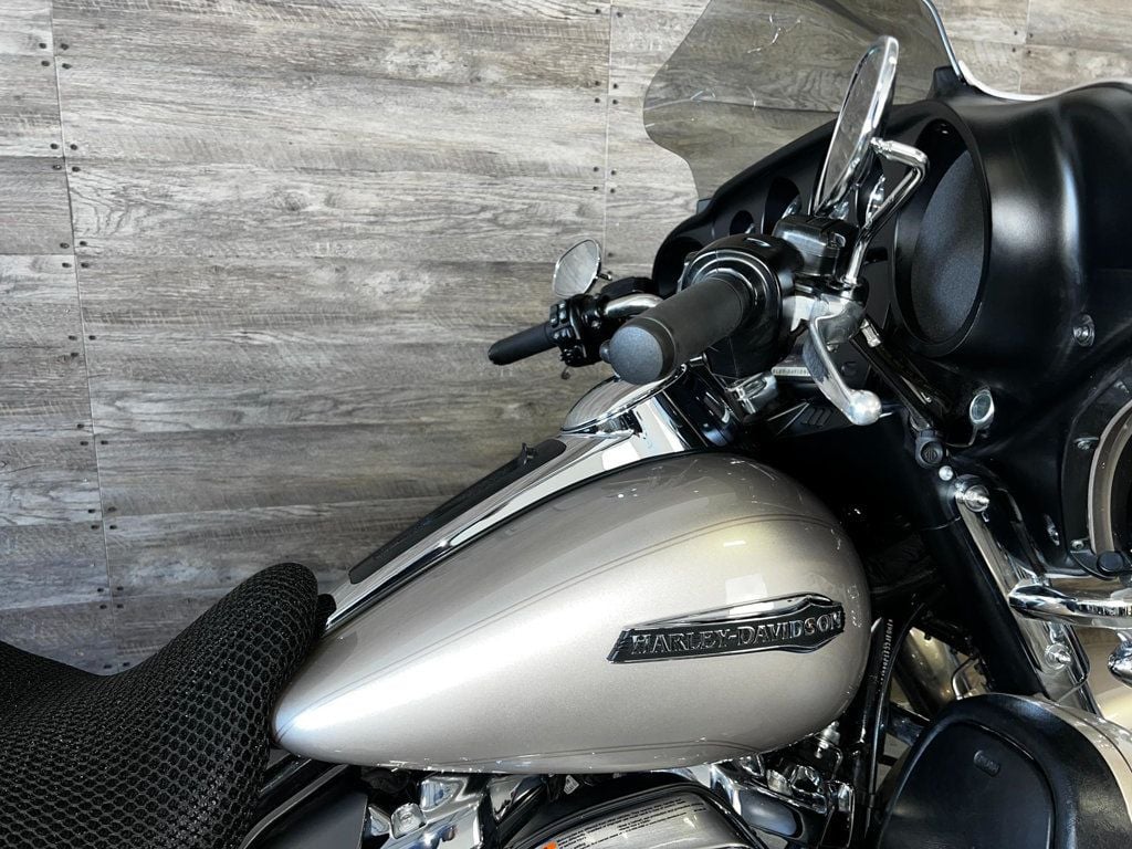2018 Harley-Davidson FLHTCU Ultra Classic Electra Glide SUPER CLEAN! - 22839231 - 6