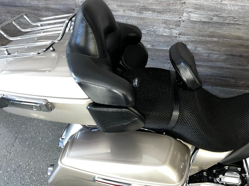 2018 Harley-Davidson FLHTCU Ultra Classic Electra Glide SUPER CLEAN! - 22839231 - 7