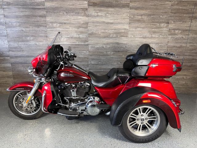 2018 Harley-Davidson FLHTCUTG Triglide Ultra SUPER CLEAN! - 23012052 - 11