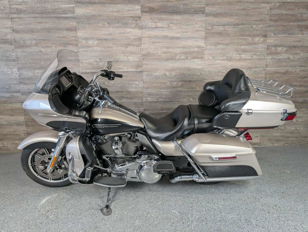 2018 Harley-Davidson FLTRU Road Glide Ultra SUPER CLEAN! - 22955846 - 11