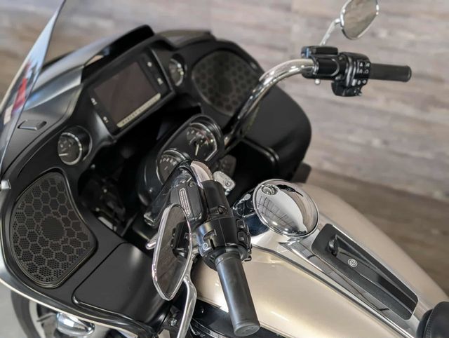2018 Harley-Davidson FLTRU Road Glide Ultra SUPER CLEAN! - 22955846 - 13