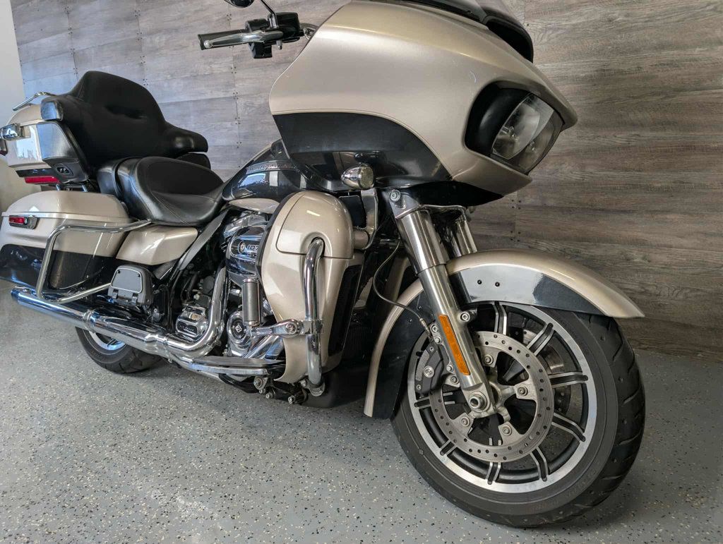 2018 Harley-Davidson FLTRU Road Glide Ultra SUPER CLEAN! - 22955846 | Video 2