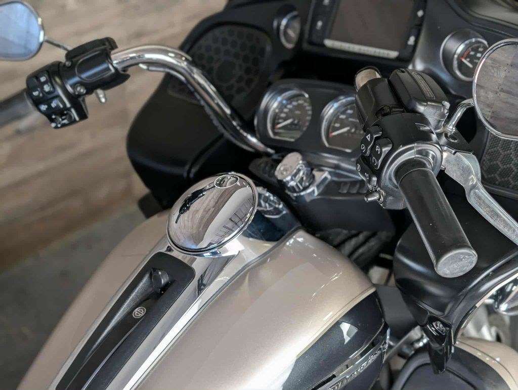 2018 Harley-Davidson FLTRU Road Glide Ultra SUPER CLEAN! - 22955846 - 6