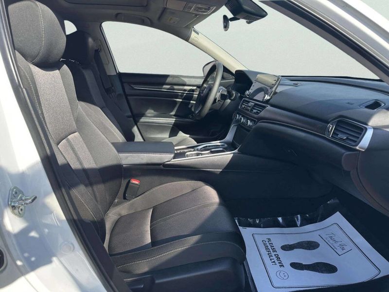 2018 Honda Accord Hybrid EX Sedan - 22983732 - 16