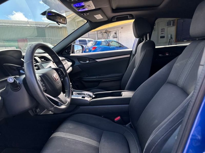 2018 Honda Civic Hatchback EX CVT - 22936632 - 11