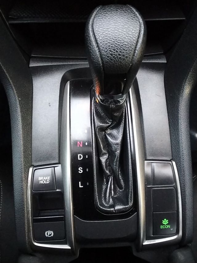 2018 Honda Civic Hatchback LX CVT - 22966769 - 7