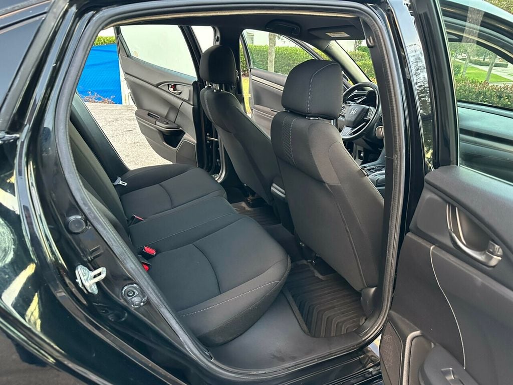 2018 Honda Civic Hatchback Sport CVT - 22335091 - 5