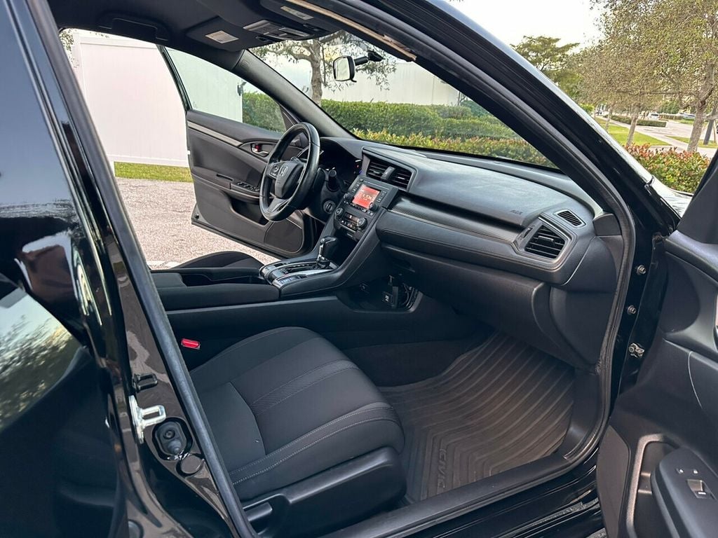2018 Honda Civic Hatchback Sport CVT - 22335091 - 7