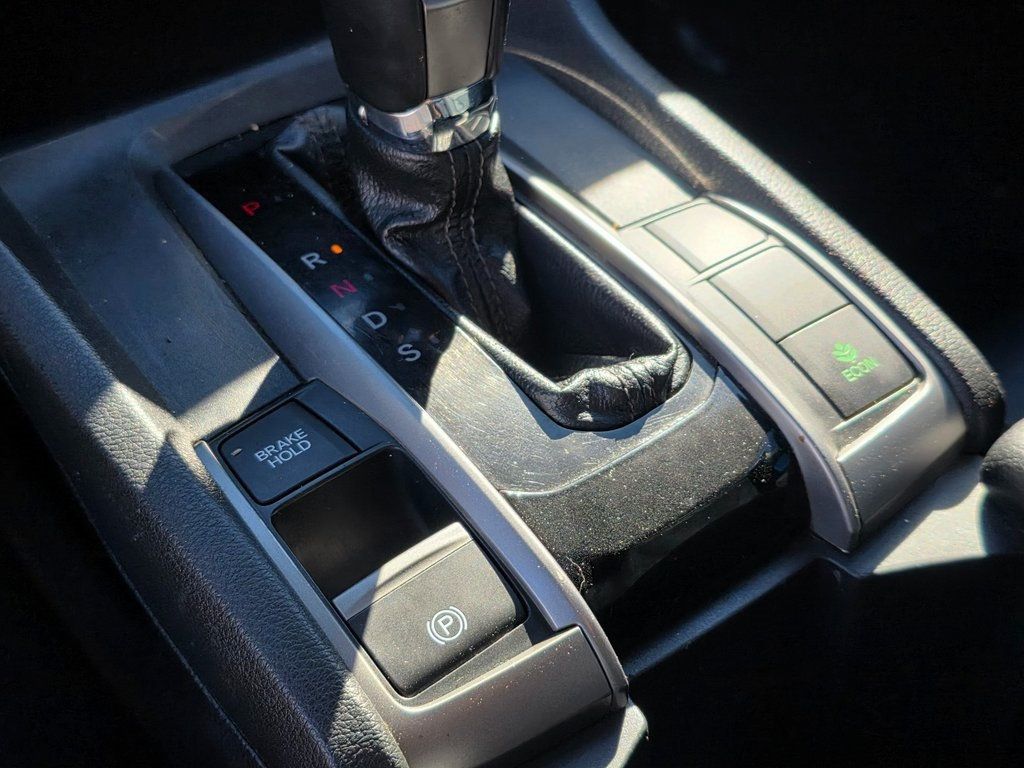 2018 Honda Civic Hatchback Sport Touring CVT - 22961608 - 32