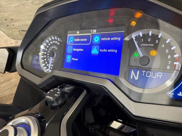 2018 Honda GL1800 Goldwing Tour DCT LOW MILES! - 23006450 - 8