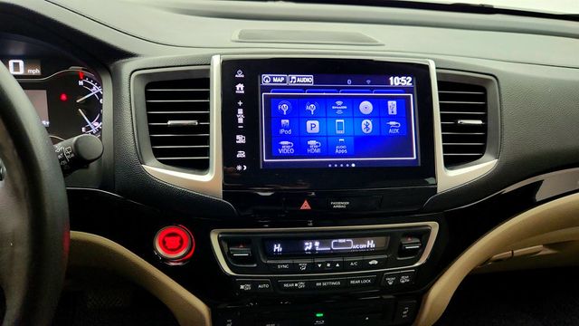 2018 Honda Pilot Touring AWD - 22975856 - 17