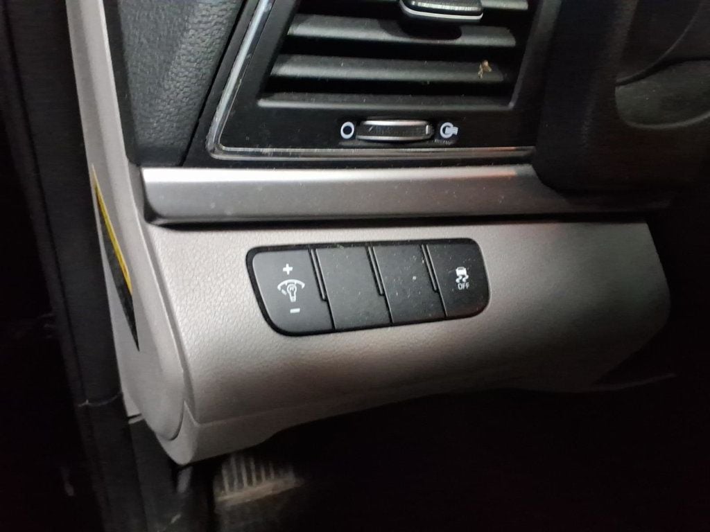 2018 Hyundai Elantra SE Sedan 4D - 22989151 - 11