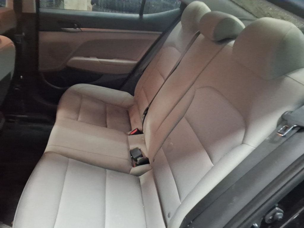 2018 Hyundai Elantra SE Sedan 4D - 22989151 - 13