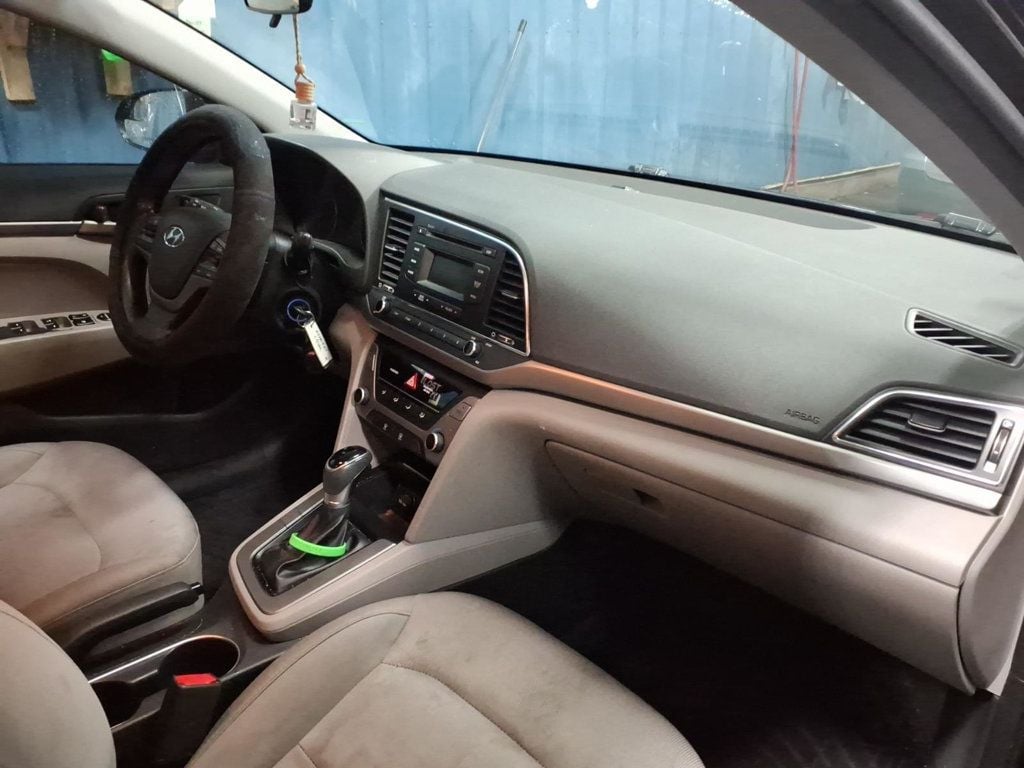 2018 Hyundai Elantra SE Sedan 4D - 22989151 - 15