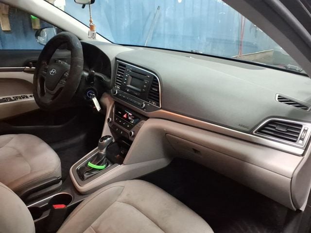 2018 Hyundai Elantra SE Sedan 4D - 22989151 - 15