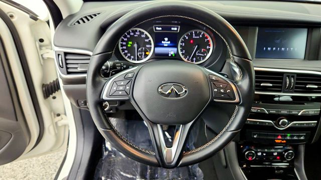2018 INFINITI QX30 Premium AWD w/ Technology & Navigation Pkgs + Panoramic Moonroof - 23032105 - 12