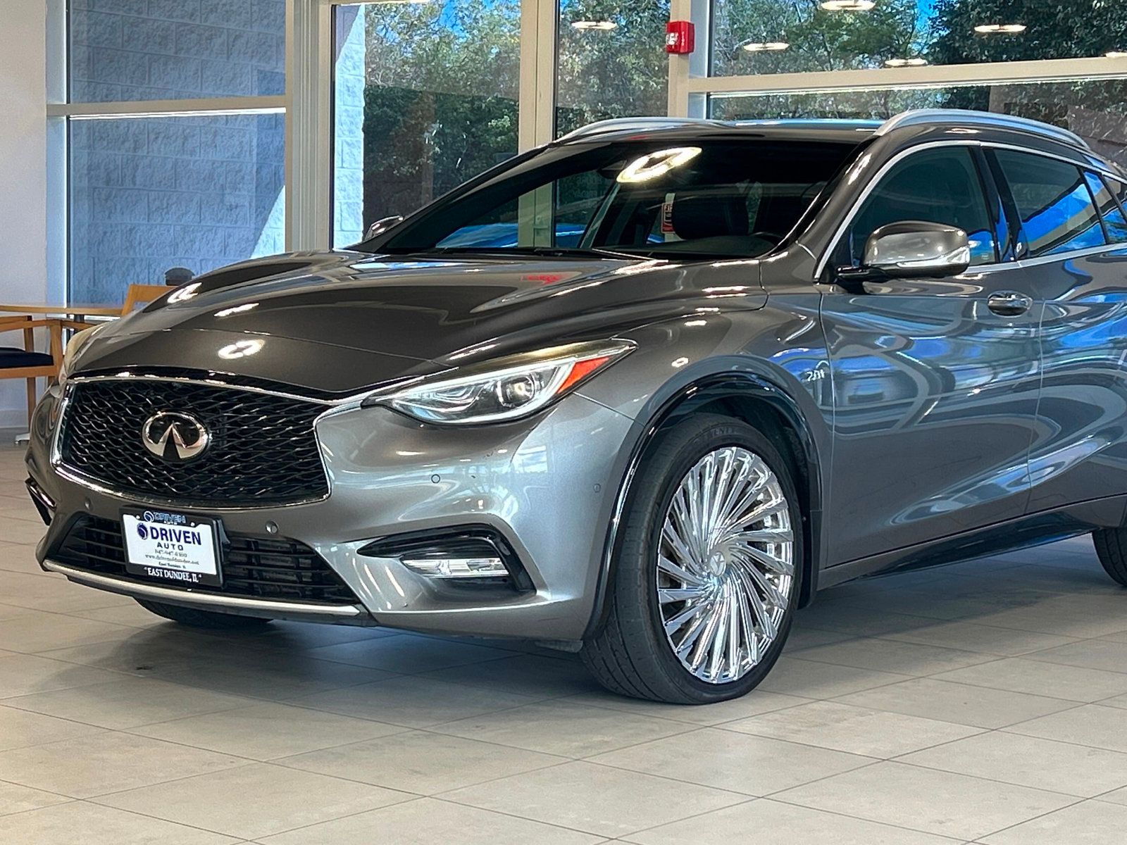 2018 Infiniti QX30 Premium photo 3