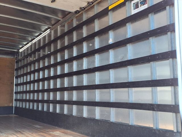 2018 Isuzu NPR 24' Box Truck - 22946781 - 17