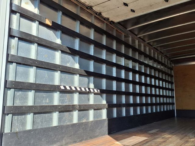 2018 Isuzu NPR 24' Box Truck - 22946781 - 19