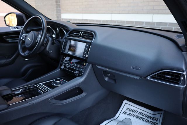 2018 Jaguar F-PACE 25t Premium AWD - 22970852 - 25