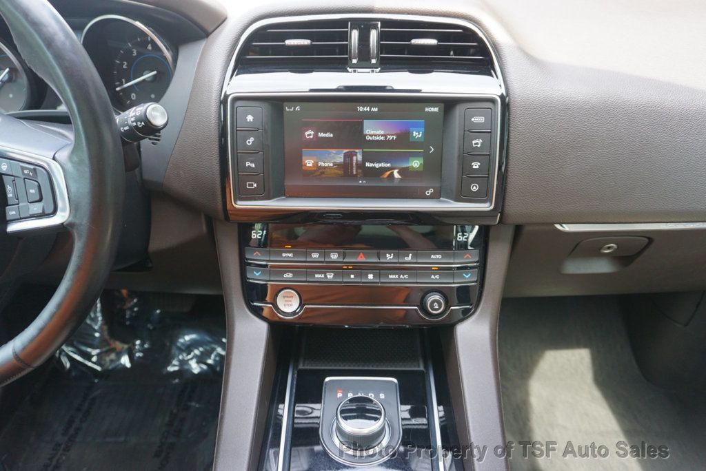 2018 Jaguar F-PACE 25t Prestige AWD MERIDIAN SOUND HEATED&COOLED SEATS PANO ROOF  - 22864402 - 17