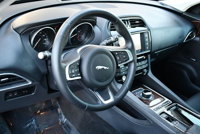 2018 Jaguar F-PACE 25t Prestige AWD SUV W/Vision & Comfort/Convenience Packages - 22971294 - 11