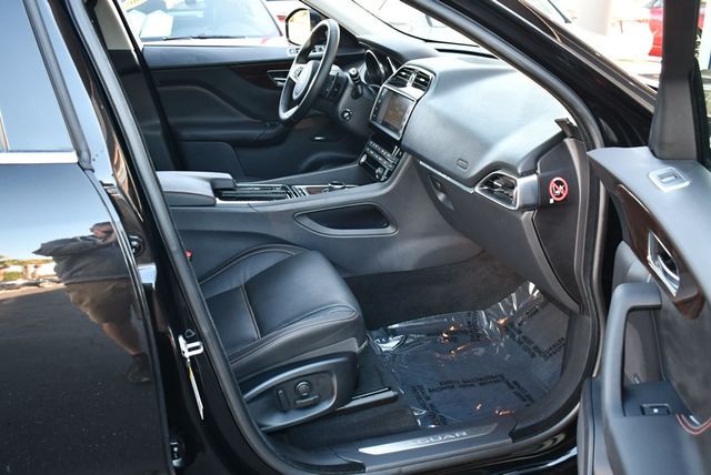 2018 Jaguar F-PACE 25t Prestige AWD SUV W/Vision & Comfort/Convenience Packages - 22971294 - 19