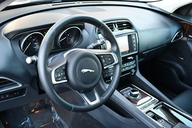 2018 Jaguar F-PACE 25t Prestige AWD SUV W/Vision & Comfort/Convenience Packages - 22971294 - 37