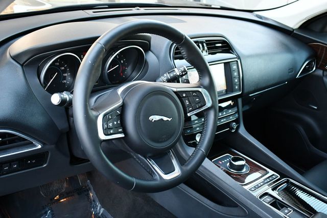 2018 Jaguar F-PACE 25t Prestige AWD SUV W/Vision & Comfort/Convenience Packages - 22971294 - 38