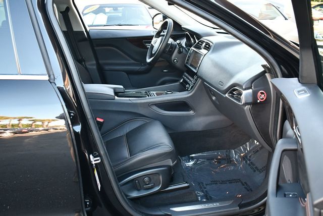 2018 Jaguar F-PACE 25t Prestige AWD SUV W/Vision & Comfort/Convenience Packages - 22971294 - 43