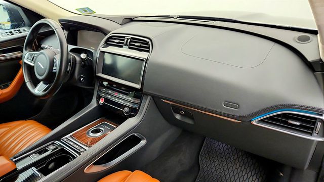 2018 Jaguar F-PACE 30t Portfolio AWD w/ Fixed Side Step Pack - 23020919 - 24