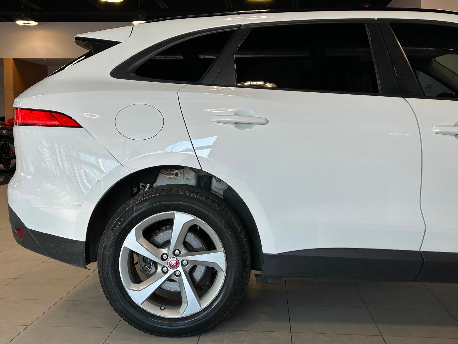 2018 Jaguar F-PACE Premium photo 17