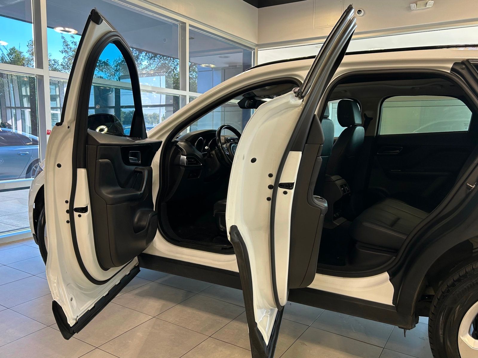 2018 Jaguar F-PACE Premium photo 18