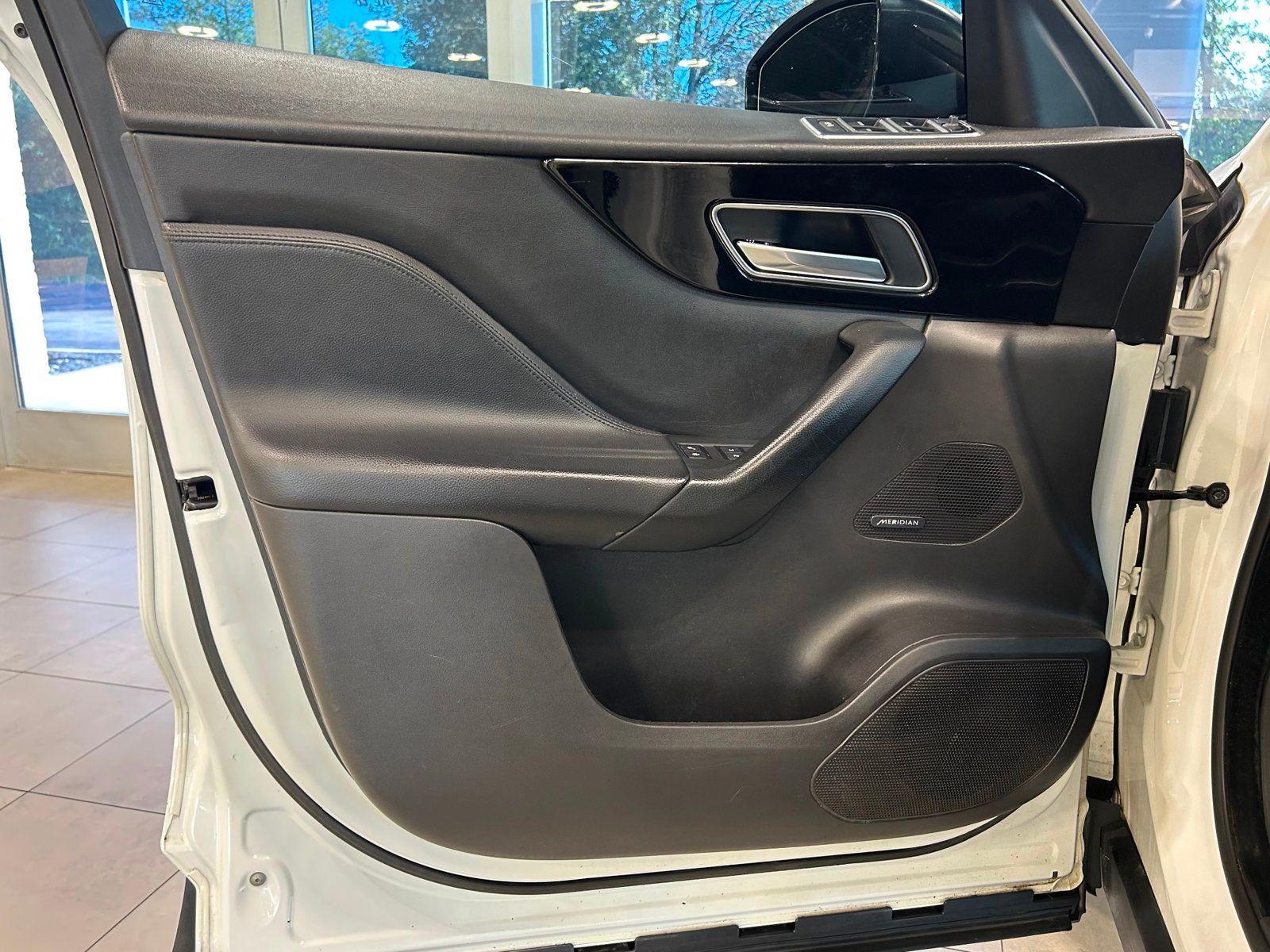 2018 Jaguar F-PACE Premium photo 19