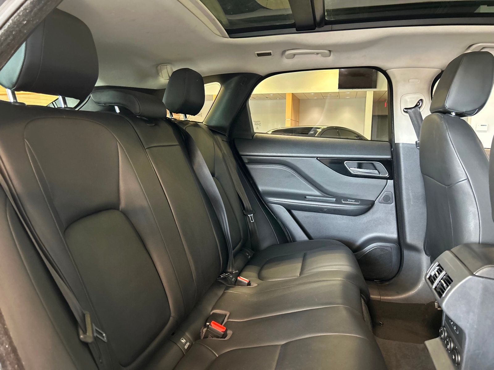 2018 Jaguar F-PACE Premium photo 24