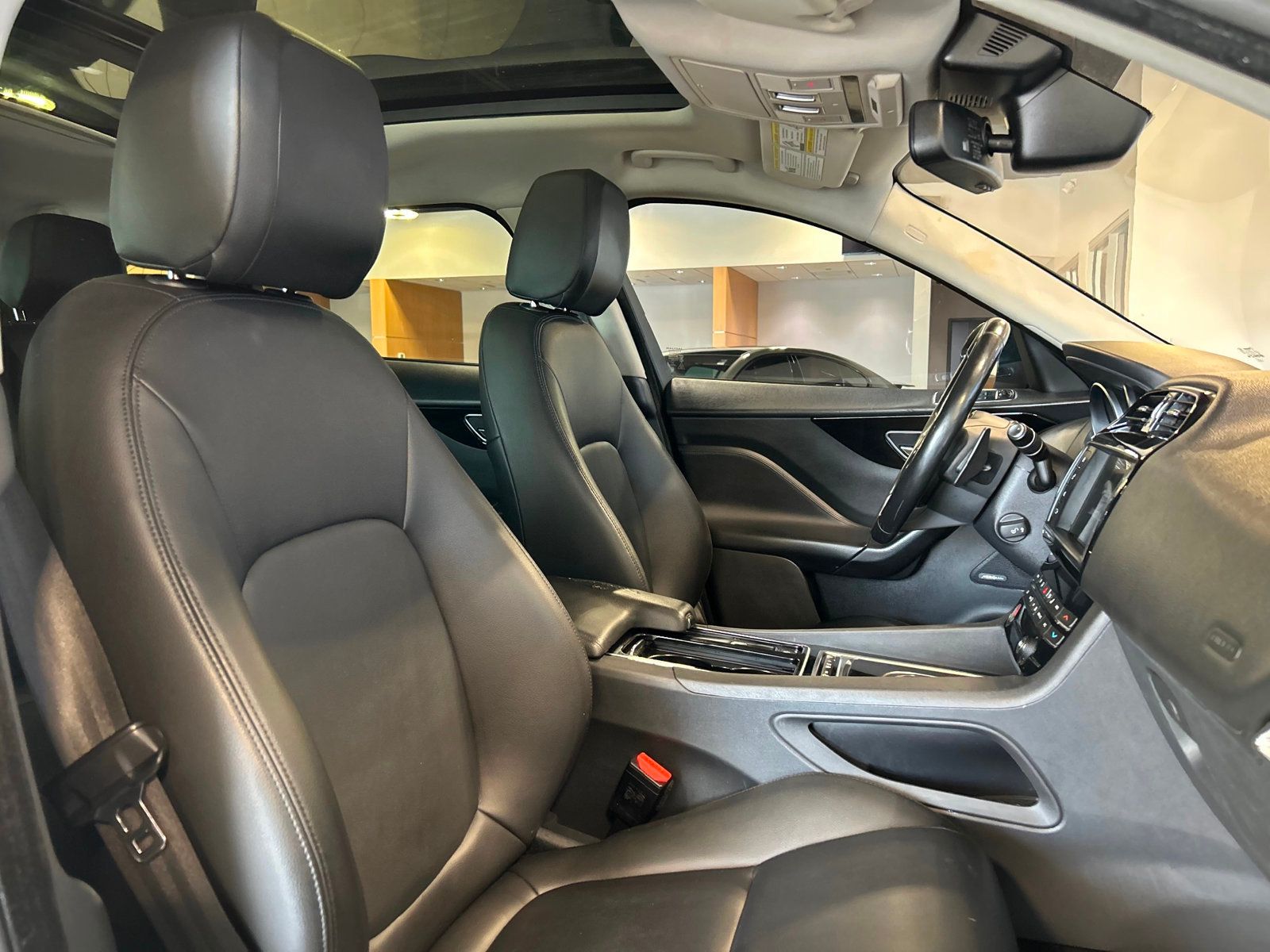 2018 Jaguar F-PACE Premium photo 25