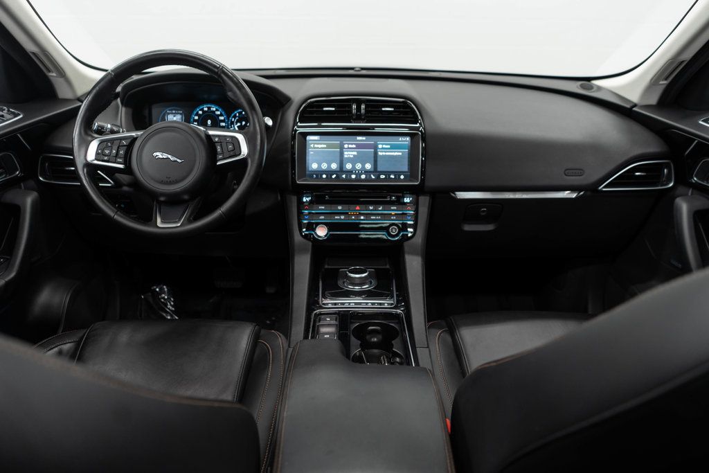 Jaguar F-PACE photo 10