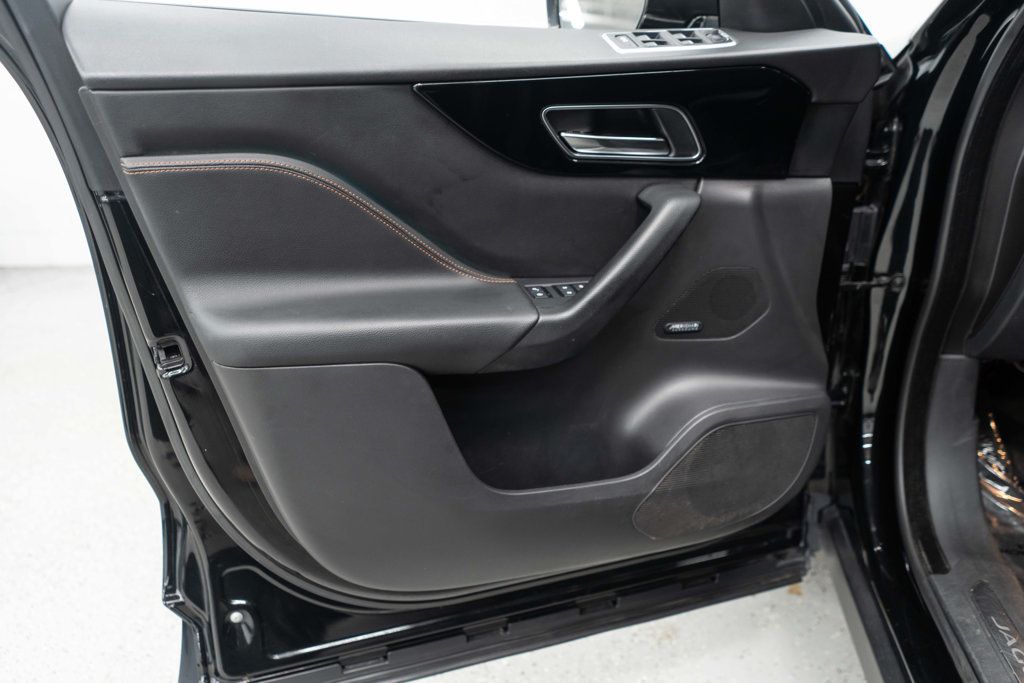 Jaguar F-PACE photo 12