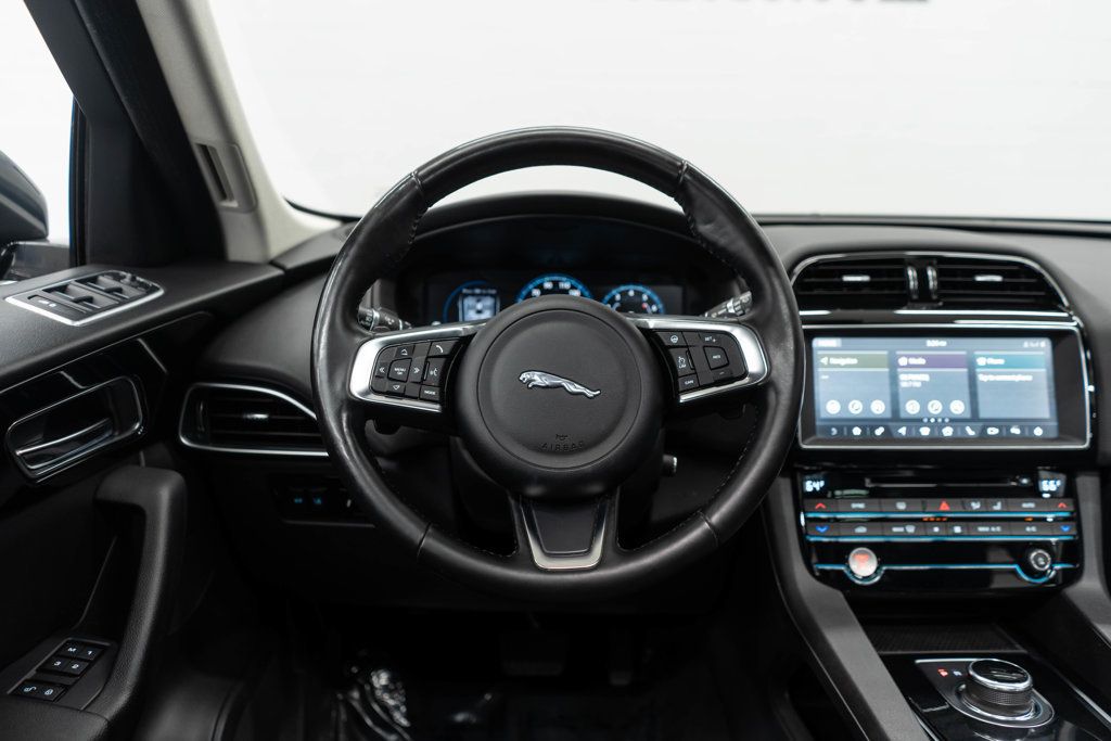 Jaguar F-PACE photo 13