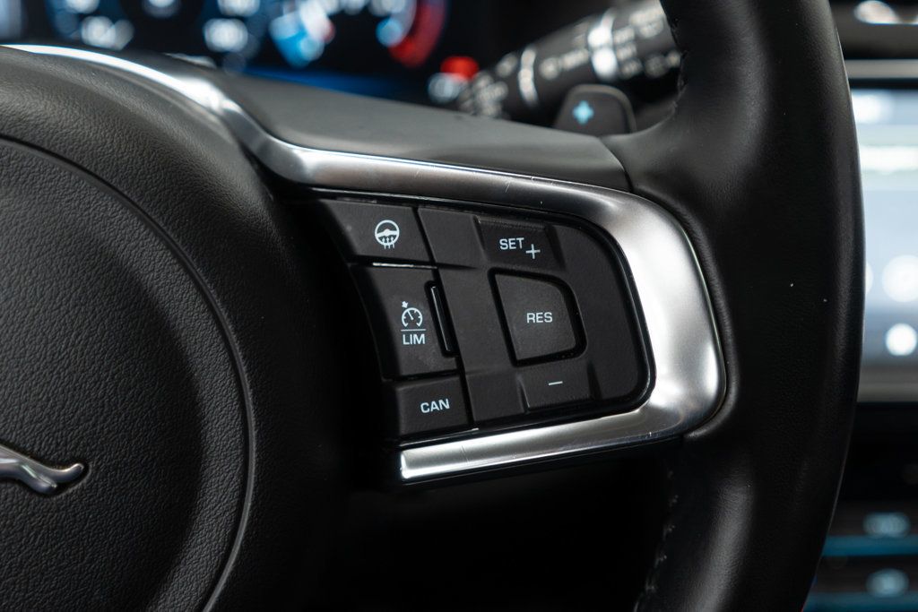 Jaguar F-PACE photo 15