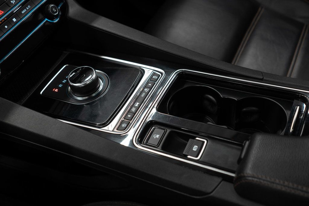 Jaguar F-PACE photo 22
