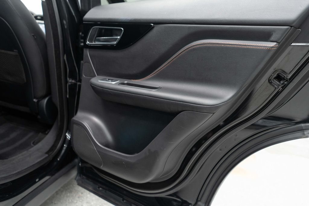 Jaguar F-PACE photo 26