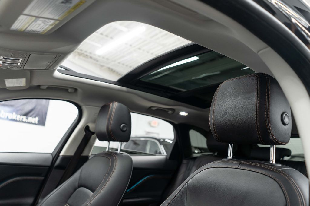 Jaguar F-PACE photo 8