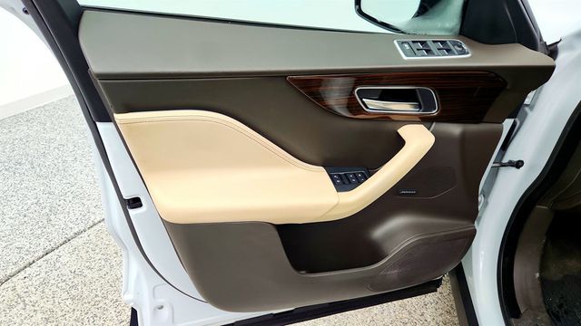 2018 Jaguar F-PACE 30t Prestige AWD with Deployable Side Steps & Vision Package - 22979006 - 10