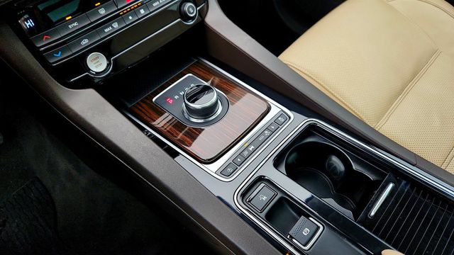 2018 Jaguar F-PACE 30t Prestige AWD with Deployable Side Steps & Vision Package - 22979006 - 16