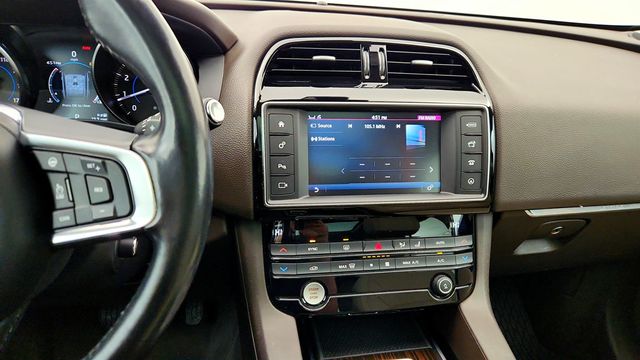 2018 Jaguar F-PACE 30t Prestige AWD with Deployable Side Steps & Vision Package - 22979006 - 17