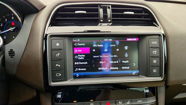 2018 Jaguar F-PACE 30t Prestige AWD with Deployable Side Steps & Vision Package - 22979006 - 18