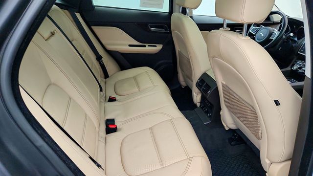 2018 Jaguar F-PACE 30t Prestige AWD with Deployable Side Steps & Vision Package - 22979006 - 23