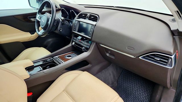2018 Jaguar F-PACE 30t Prestige AWD with Deployable Side Steps & Vision Package - 22979006 - 25