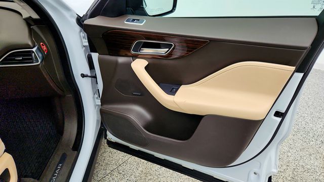 2018 Jaguar F-PACE 30t Prestige AWD with Deployable Side Steps & Vision Package - 22979006 - 26